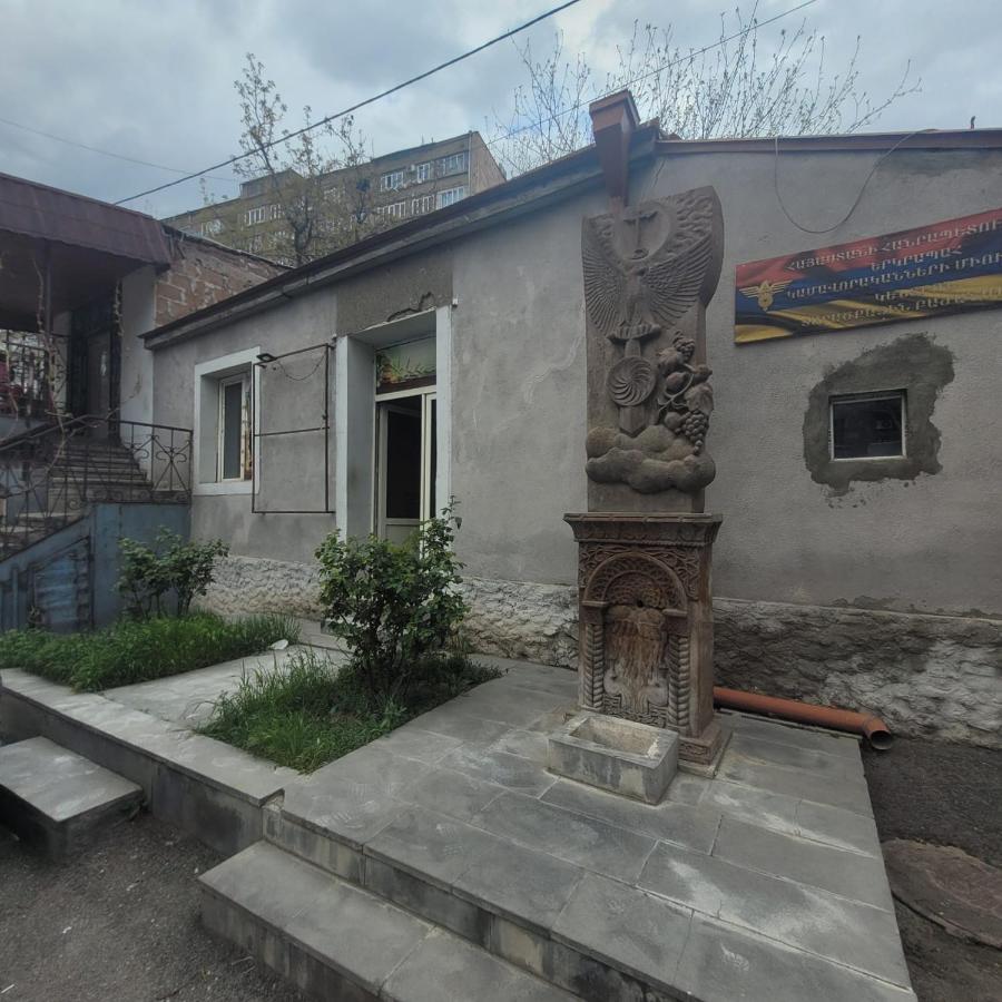 Guest House In The Small Center Ереван Екстериор снимка